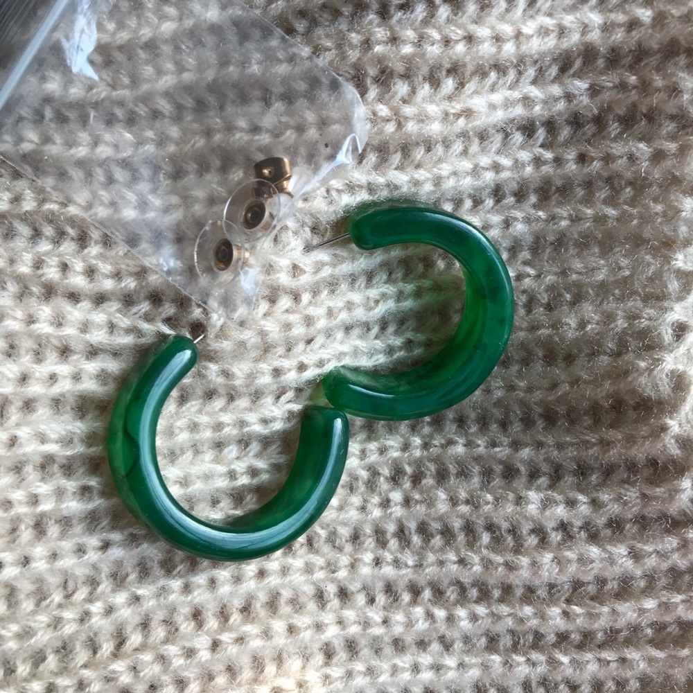 💋1” Green acrylic hoop earrings - Picture 4 of 4